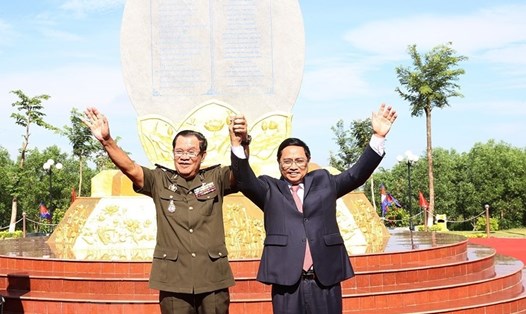 Thủ tướng Phạm Minh Chính và Thủ tướng Campuchia Hun Sen dự lễ kỷ niệm 45 năm “Con đường tiến tới đánh đổ chế độ diệt chủng Pol Pot”. Ảnh: TTXVN