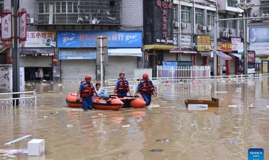 Lực lượng cứu hộ sơ tán những người mắc kẹt trong nước lũ ở thành phố Kiến Âu, tỉnh Phúc Kiến phía đông nam Trung Quốc, ngày 19.6.2022. Ảnh minh họa: Tân Hoa Xã