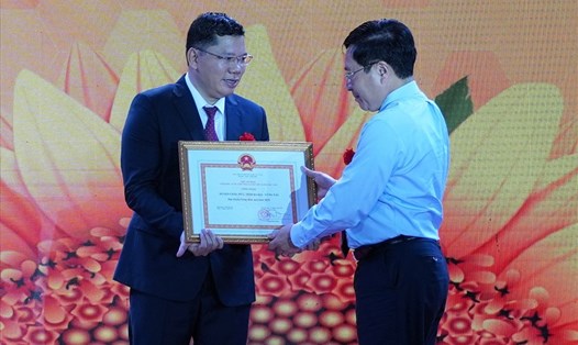 Phó Thủ tướng Thường trực Phạm Bình Minh trao Công nhận đạt chuẩn Nông thôn mới cho lãnh đạo huyện Châu Đức. Ảnh: T.A