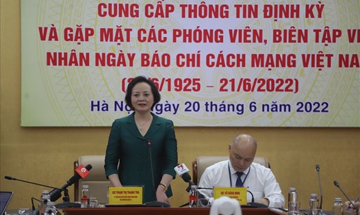 Bộ trưởng Bộ Nội vụ Phạm Thị Thanh Trà trao đổi tại họp báo. Ảnh: P.Đ