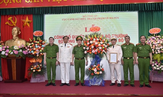 Đại tá Nguyễn Đức Tuấn (thứ 3 từ phải qua) nhận Quyết định bổ nhiệm. Ảnh: H.Hà