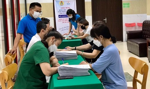 Công đoàn tỉnh Tuyên Quang phối hợp tổ chức khám sức khoẻ cho người lao động. Ảnh: CĐTQ