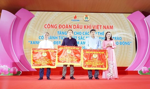 Chủ tịch Công đoàn Dầu khí Việt Nam Nghiêm Thùy Lan tặng Cờ thi đua xuất sắc cho các tập thể trong phong trào Xanh-Sạch-Đẹp. Ảnh: CĐN