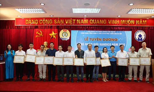 Các công nhân giỏi năm 2022 Tổng công ty Đầu tư và Phát triển nhà Hà Nội nhận Bằng khen. Ảnh: CĐHN