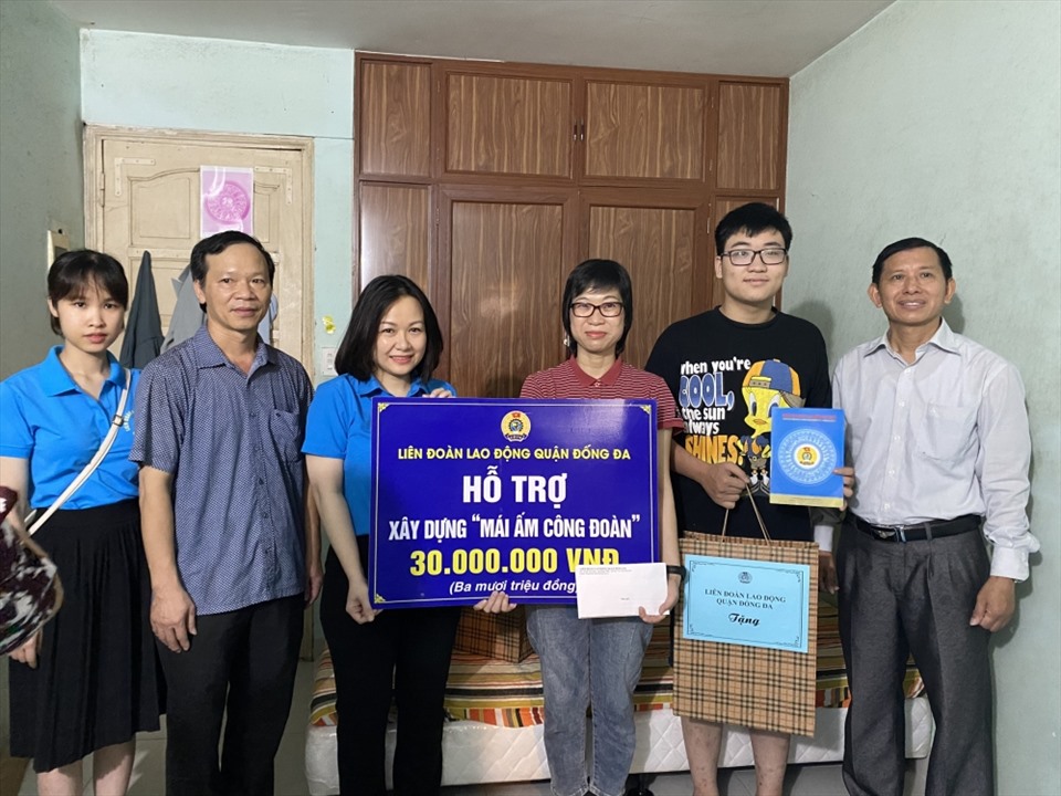 Tổng Liên đoàn Lao động Việt Nam và Liên đoàn Lao động quận Đống Đa trao quà và trao kinh phí hỗ trợ xây dựng, sửa chữa Mái âm Công đoàn cho đoàn viên Nguyễn Thị Vân Anh. Ảnh: CĐQ