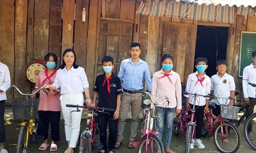 Nhiều năm qua, cô giáo Nguyễn Thị Hoa đã gieo những tia hy vọng cho học sinh vùng cao Sơn La. Ảnh: NVCC