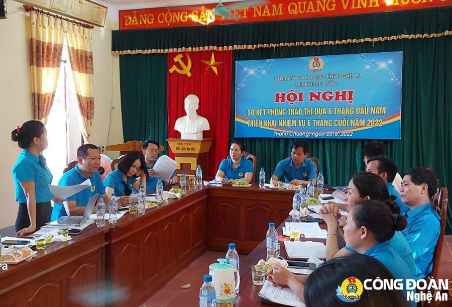 Hội nghị giao ban sơ kết phong trào thi đua 6 tháng đầu năm cụm thi đua số 2 LĐLĐ tỉnh Nghệ An. Ảnh: Lê Huyền