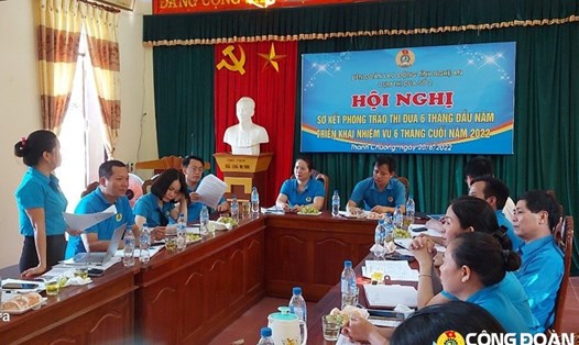 Hội nghị giao ban sơ kết phong trào thi đua 6 tháng đầu năm cụm thi đua số 2 LĐLĐ tỉnh Nghệ An. Ảnh: Lê Huyền