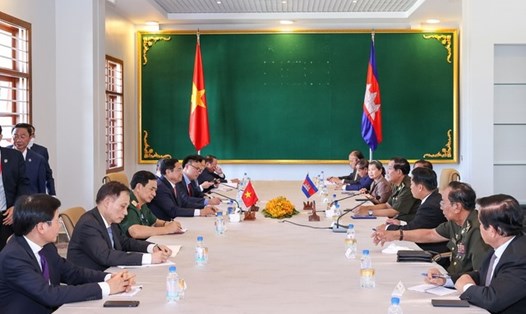 Thủ tướng Phạm Minh Chính trao đổi với Thủ tướng Hun Sen tại Nhà Hữu nghị Campuchia - Việt Nam. Ảnh: VGP