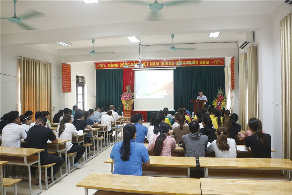 Công nhân ở Lương Sơn, Hòa Bình được tuyên truyền chính sách, pháp luật. Ảnh: Phạm Cường