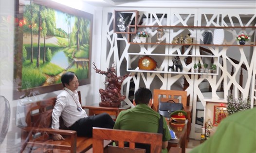 Công an có mặt tại nhà riêng ông Tôn Thất Thạm, Giám đốc CDC Đà Nẵng ở số 90 Lê Lợi, quận Hải Châu. Ảnh: ML