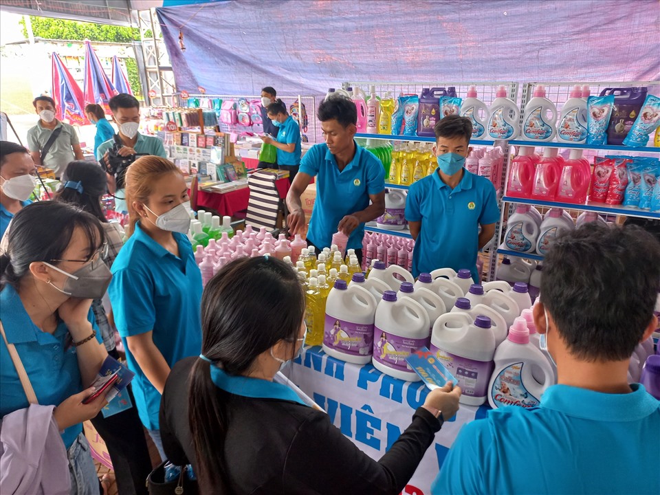 LĐLĐ tỉnh Bình Dương phối hợp tổ chức phiên chợ 0 đồng giúp hơn 60.000 NLĐ tiếp cận hàng hóa giá rẻ. Ảnh: Đ.T