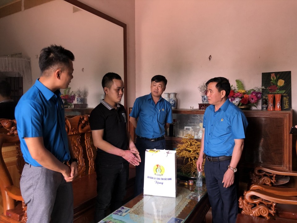 Phó Chủ tịch Thường trực LĐLĐ tỉnh Bắc Giang Nguyễn Văn Bắc (ngoài cùng bên phải) thăm và tặng quà cho công nhân bị tai nạn lao động. Ảnh: N.H