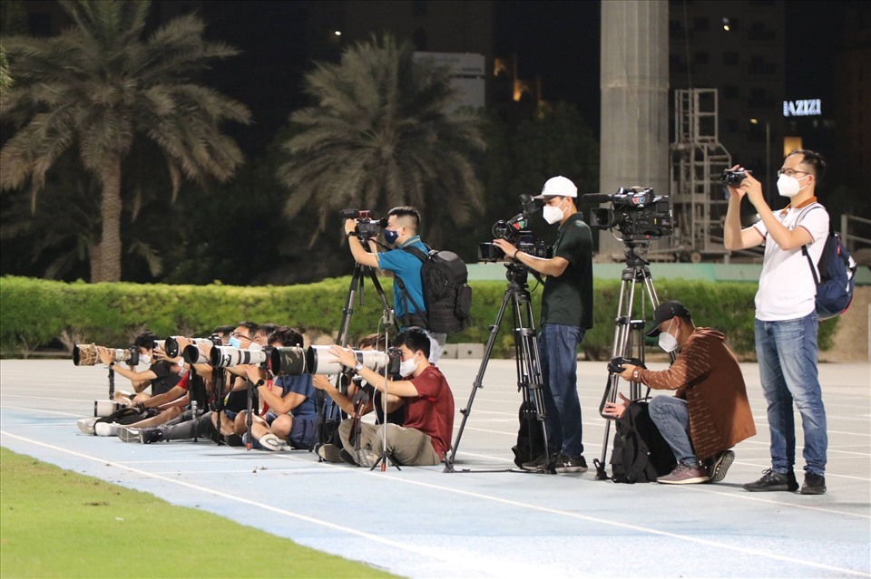 Các phóng viên tác nghiệp trong một buổi tập của đội tuyển Việt Nam tại UAE. Ảnh: Như Đạt