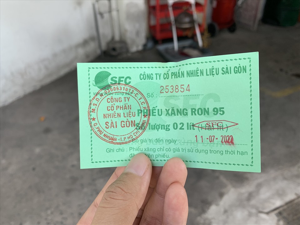 Doanh nghiệp tại TPHCM đã tặng phiểu mua xăng cho lao động để vượt qua giai đoạn này. Ảnh: Ngọc Lê