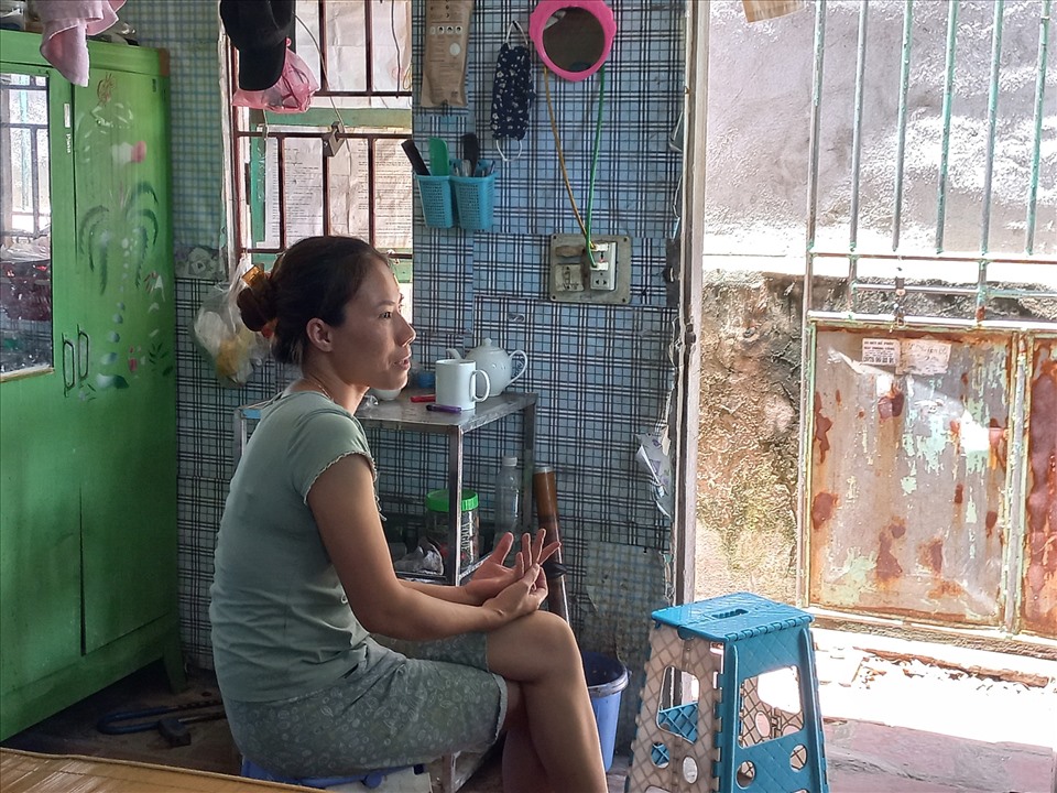 Chị Hải trong căn phòng trọ oi bức, chật chội đã xuống cấp. Ảnh: Lương Hạnh