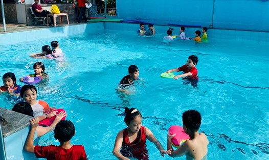 Bình Định tăng cường dạy bơi cho học sinh. Ảnh: D.P