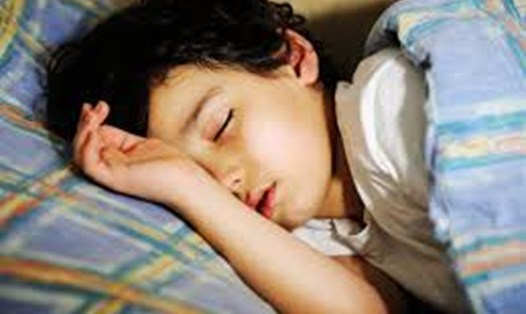 Căng thẳng hoặc sai lệch khớp răng là những nguyên nhân khiến trẻ mắc chứng nghiến răng khi ngủ. Ảnh: Boldsky