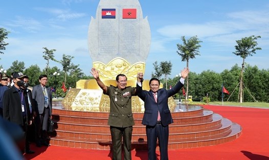 Thủ tướng Phạm Minh Chính và Thủ tướng Hun Sen đến thăm bia đá lưu niệm tại khu vực X16 thuộc xã Lộc Tấn, huyện Lộc Ninh, tỉnh Bình Phước - điểm dừng chân đầu tiên trên lãnh thổ Việt Nam của Thủ tướng Hun Sen và đồng đội ngày 20.6.1977. Ảnh: VGP