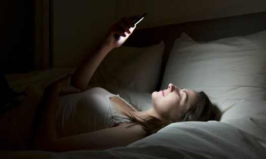 Sử dụng điện thoại vào ban đêm có thể ảnh hưởng đến giấc ngủ và sức khỏe của bạn. Ảnh: Boldsky