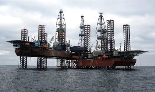 Giàn khoan dầu ở Crimea nghi bị Ukraina tấn công. Ảnh: Moscow Times