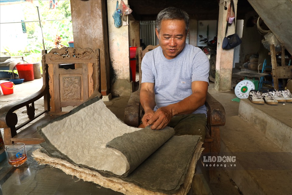 Người đàn ông gìn giữ nghề làm giấy Dó ở vùng cao Hòa Bình. Ảnh: Thanh Tùng.