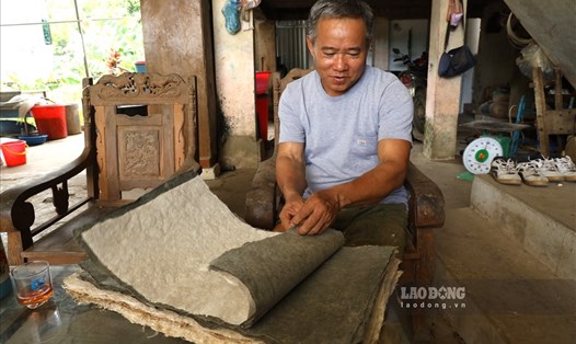 Người đàn ông gìn giữ nghề làm giấy Dó ở vùng cao Hòa Bình. Ảnh: Thanh Tùng.