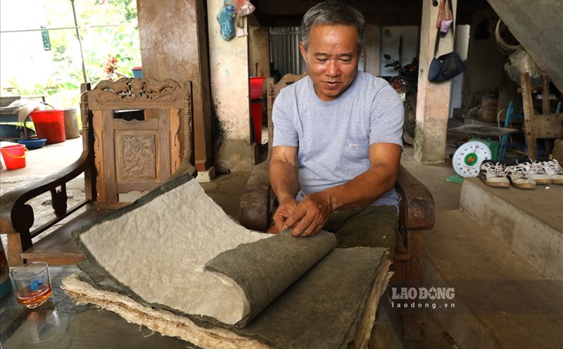Người đàn ông gìn giữ nghề làm giấy Dó ở vùng cao Hòa Bình. Ảnh: Thanh Tùng.