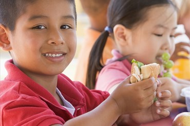 Trẻ ăn trưa tại chương trình SEANUTS II.