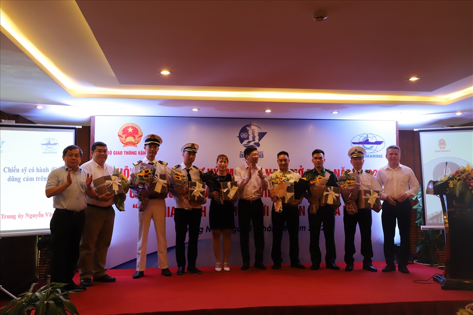 Ban Thư ký IMO Việt Nam tặng hoa và quà lưu niệm cho các thuyền viên xuất sắc. Ảnh Thu Quỳnh