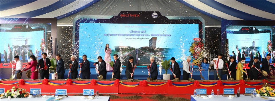 Lãnh đạo tỉnh Bình Dương và các đại biểu thực hiện nghi thức khởi công quốc lộ 13 ngày 26.4. Ảnh: Bá Sơn