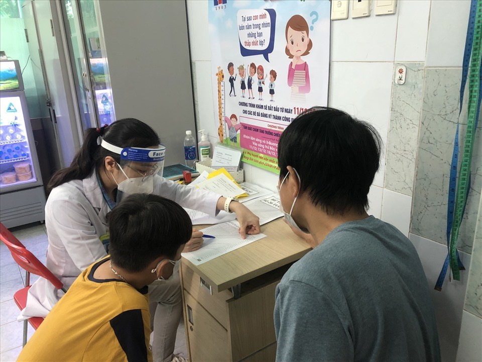 Chương trình tầm soát chậm tăng trưởng chiều cao trẻ em được bệnh viện Nguyễn Tri Phương, TPHCM, thực hiện thường niên, nay đã bước sang năm thứ 6. Ảnh: Vương Minh Chương trình tầm soát chậm tăng trưởng chiều cao trẻ em được bệnh viện Nguyễn Tri Phương, TPHCM, thực hiện thường niên, nay đã bước sang năm thứ 6. Ảnh: Vương Minh