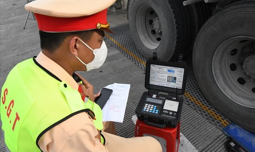 Lực lượng Cảnh sát giao thông kiểm tra phương tiện chở quá tải trọng cho phép ngày đầu ra quân. Ảnh: Đ.T