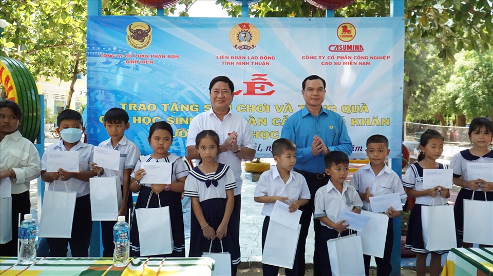 Chủ tịch Nguyễn Đình Khang tặng quà học sinh khó khăn Ninh Thuận.