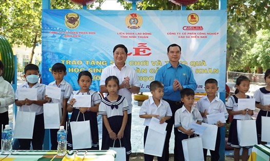 Chủ tịch Nguyễn Đình Khang tặng quà học sinh khó khăn Ninh Thuận.