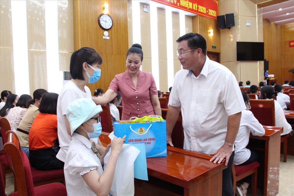 Trao quà cho con đoàn viên, người lao động bị tật nguyền vượt khó vươn lên học giỏi. Ảnh: CĐQ