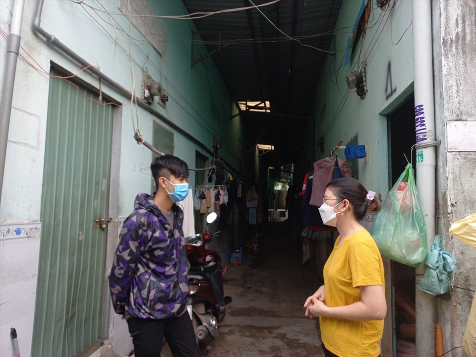 Người lao động đang mong sớm được nhận hỗ trợ tiền thuê nhà. Ảnh: Đình Trọng