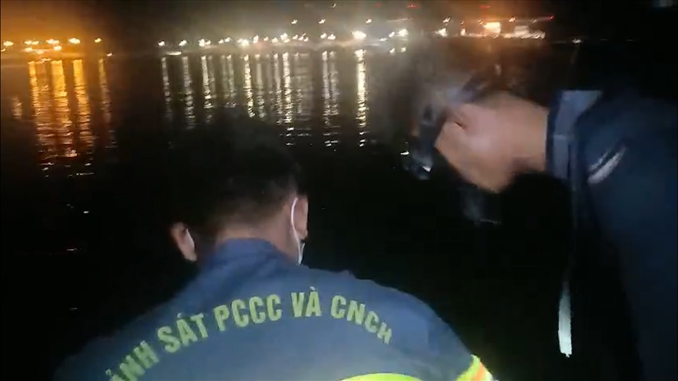 Lực lượng chức năng tổ chức tìm kiếm nạn nhân sau trình báo. Ảnh: CTV