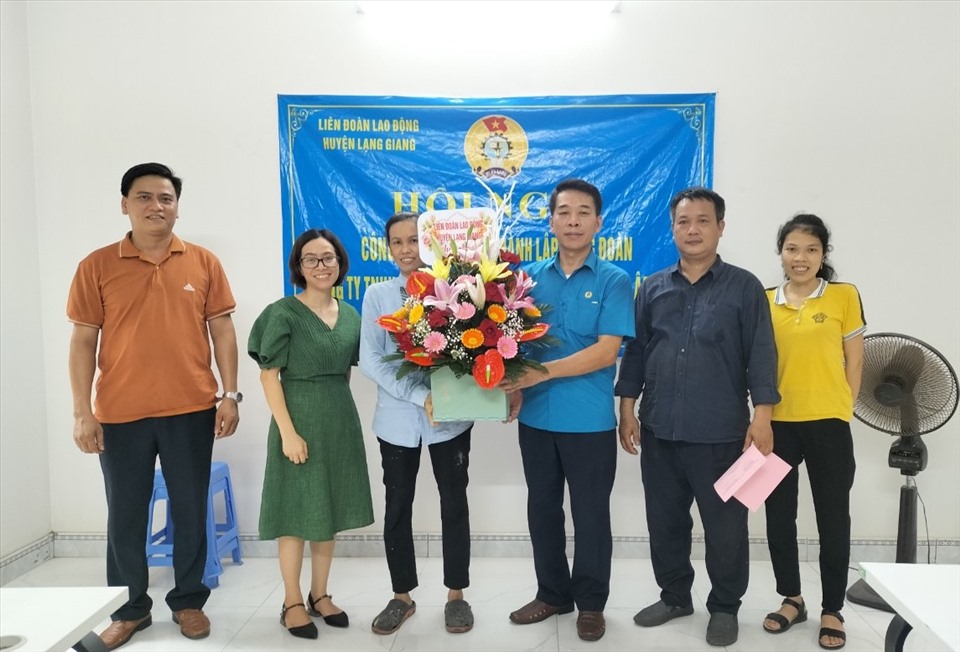 Lãnh đạo Liên đoàn Lao động huyện Lạng Giang tặng hoa chúc mừng Ban chấp hành Công đoàn công ty.