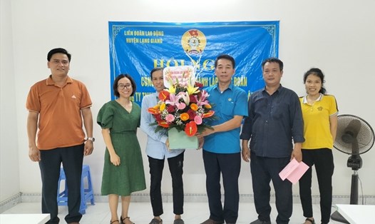 Lãnh đạo Liên đoàn Lao động huyện Lạng Giang tặng hoa chúc mừng Ban chấp hành Công đoàn công ty.