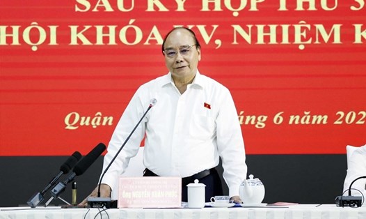 Chủ tịch nước Nguyễn Xuân Phúc trả lời cử tri quận 1. Ảnh: TTXVN