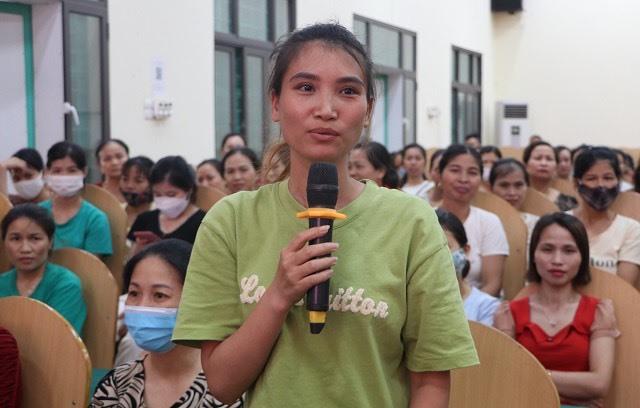 Công nhân lao động giao lưu, trả lời câu hỏi tại hội nghị.