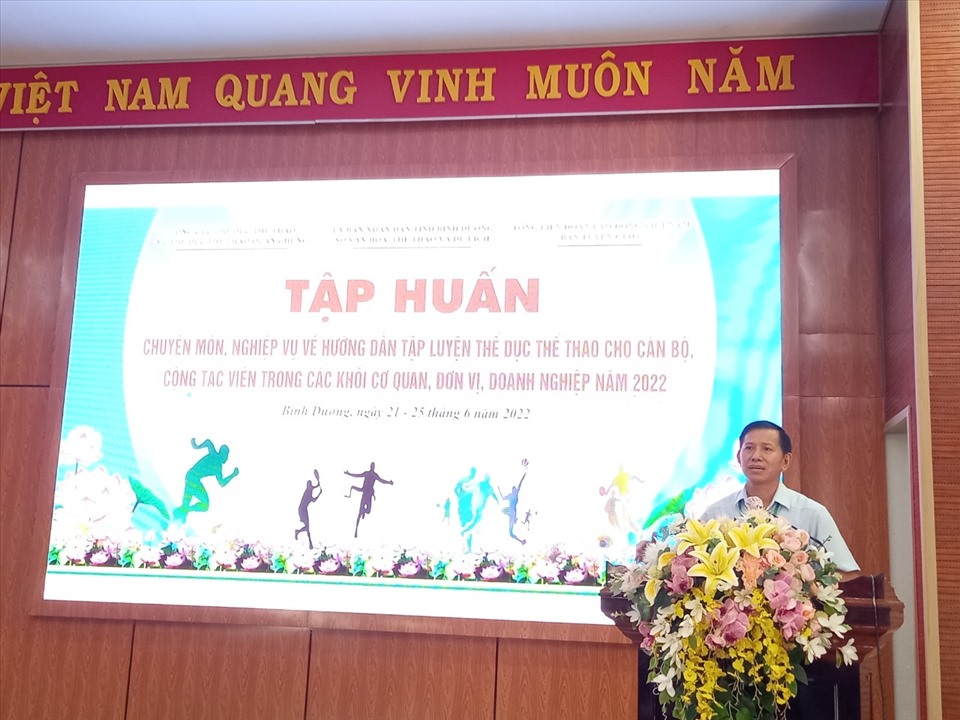 Ông Vũ Mạnh Tiêm - Phó Trưởng ban Tuyên giáo Tổng LĐLĐVN - phát biểu tại lớp tập huấn. Ảnh: CĐ