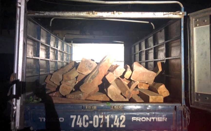 Điều tra nguồn gốc 2 tấn gỗ quý được phát hiện trên xe ôtô tải