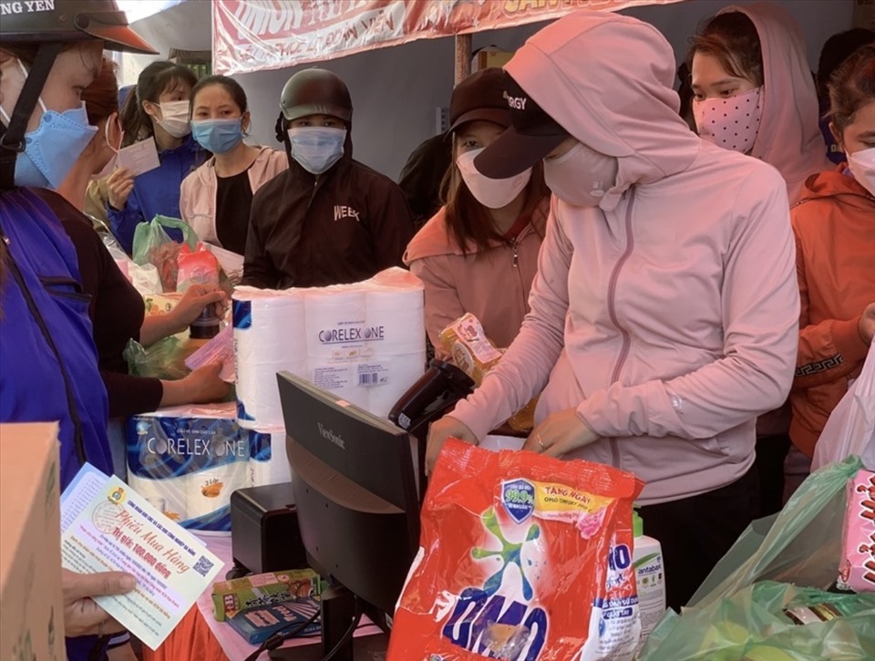 Hơn 6.000 đoàn viên, người lao động được tặng phiếu mua hàng trong Tháng Công nhân 2022. Ảnh: Anh Vũ