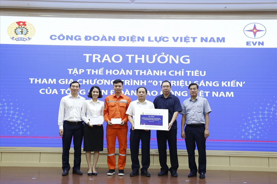 Lãnh đạo Công đoàn Điện lực Việt Nam khen thưởng cho các tập thể, cá nhân đạt thành tích cao khi tham gia Chương trình 1 triệu sáng kiến. Ảnh: CĐĐL