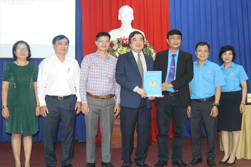Lãnh đạo LĐLĐ tỉnh và Sở LĐTB&XH tỉnh Khánh Hoà ký kết phối hợp hỗ trợ kết nối lao động việc làm trên địa bàn. Ảnh: P.Linh