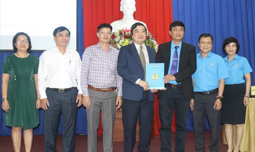 Lãnh đạo LĐLĐ tỉnh và Sở LĐTB&XH tỉnh Khánh Hoà ký kết phối hợp hỗ trợ kết nối lao động việc làm trên địa bàn. Ảnh: P.Linh