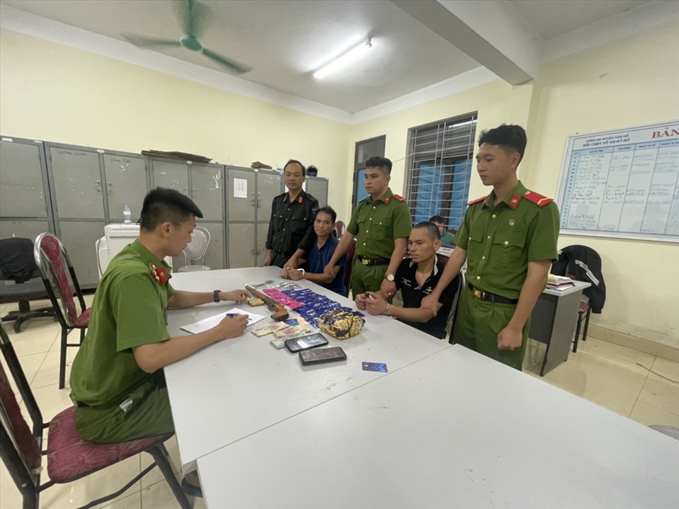 Sơn La: Bắt 2 đối tượng vận chuyển ma túy mang theo súng đã lên đạn