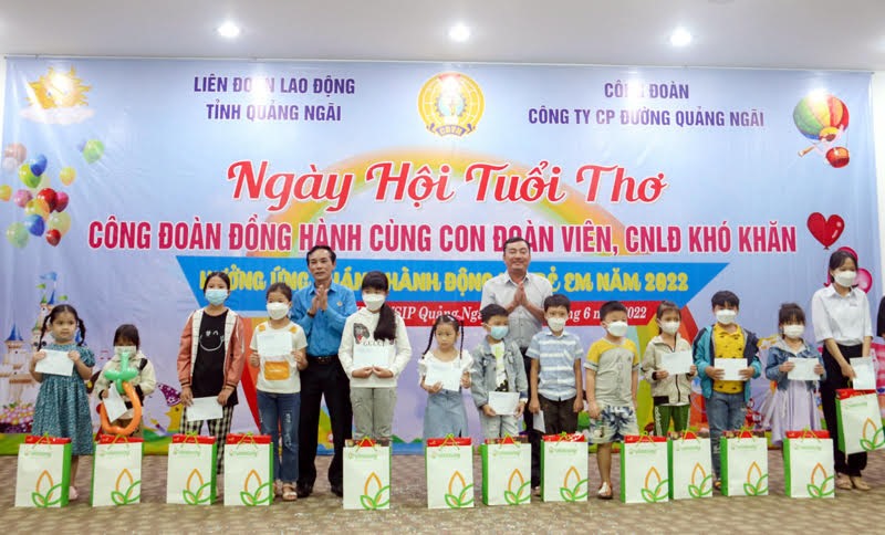 Phó Chủ tịch LĐLĐ tỉnh Quảng Ngãi Nguyễn Thị Việt Hiển và Trưởng ban Nữ công Công đoàn Công ty cổ phần Đường Quảng Ngãi Phan Thị Thu Hà trao tặng quà cho các cháu thiếu nhi. Ảnh: Hoài Thưởng